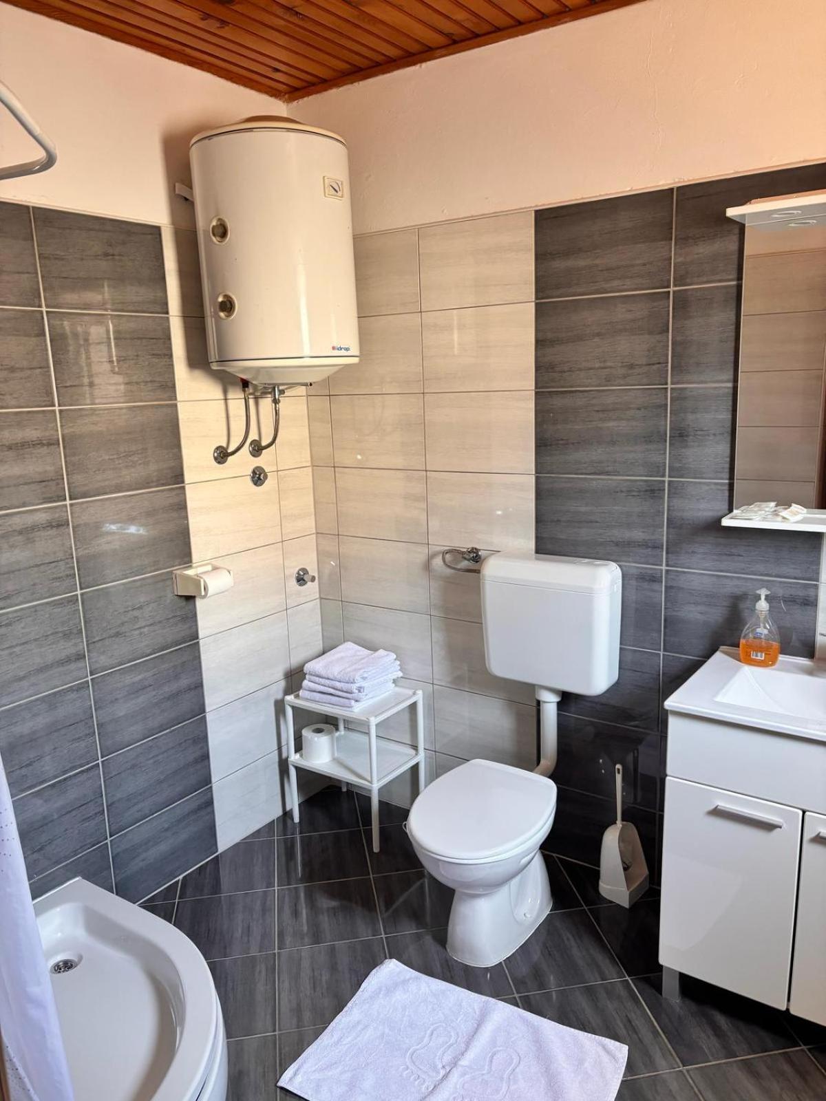 Ruza I Natalija Apartman Karlobag Kültér fotó