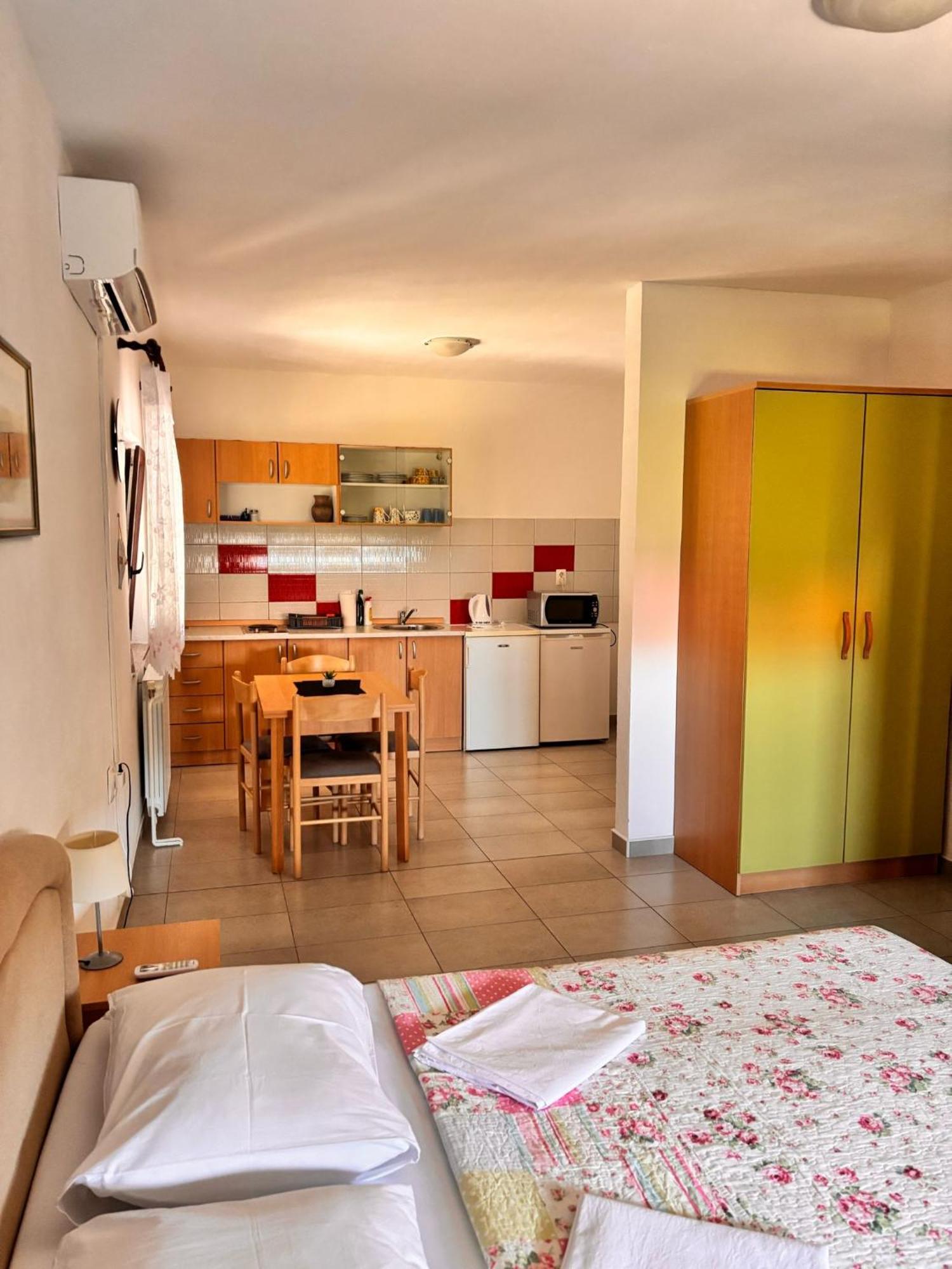 Ruza I Natalija Apartman Karlobag Kültér fotó